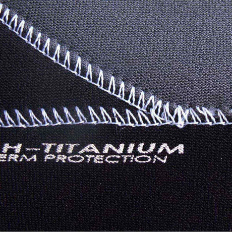 Atan Hot Mistral Boot 6mm Neopren Tauchschuh Detailansicht mit Nähten und Titanium Wärmeschutz Beschriftung