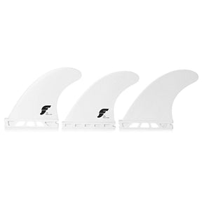 FUTURES Thruster Fin Set F4 Thermotech weiße Flossen aus Kunststoff, Draufsicht auf drei gekurvte Finnen mit Befestigungsbasis