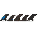 Futures Quad Thruster 5 Fin Set F6 Alpha, fünf schwarze Surfflossen mit blauem Akzent, Seitenansicht