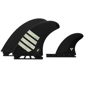 Futures Twin Tri Fin Set T1 Alpha schwarze Surfflossen mit weißen Streifen, Frontansicht