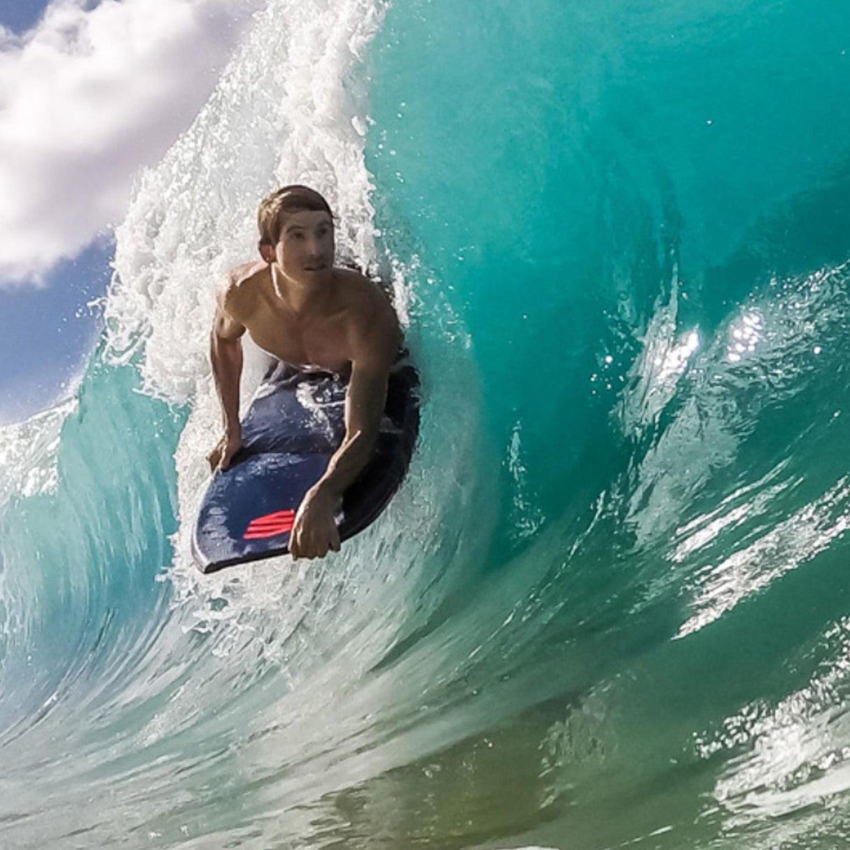 SNIPER Bodyboard Shenron PE Flex in Blau und Rot, Fahrer in Welle von oben fotografiert