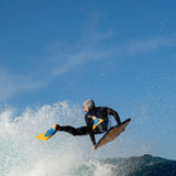 SNIPER Bodyboard Cortex PE Flex in Braun und Blau, Athlet in Aktion auf Welle