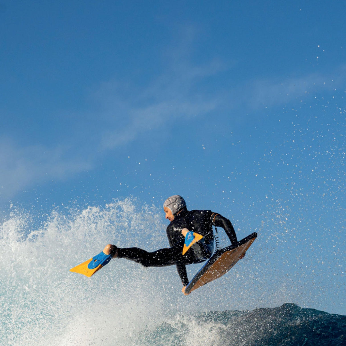 SNIPER Bodyboard Cortex PE Flex braun in Aktion auf Welle, Surfer in Neoprenanzug, Wassersport