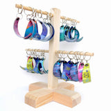 Fresh Kitesurf Schlüsselanhänger, bunte Kunststoff-Anhänger an Holzständer, verschiedene Farben und Designs, Frontansicht