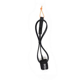 ROAM Surfboard Leash Extra Strong, schwarzes Neopren-Material mit orangefarbener Schlaufe, Frontalansicht des aufgerollten Leash mit Befestigungspunkt