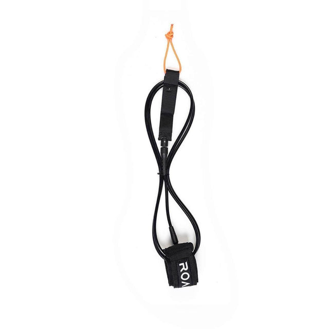 ROAM Surfboard Leash Extra Strong, schwarzes Neopren-Material mit orangefarbener Schlaufe, Frontalansicht des aufgerollten Leash mit Befestigungspunkt