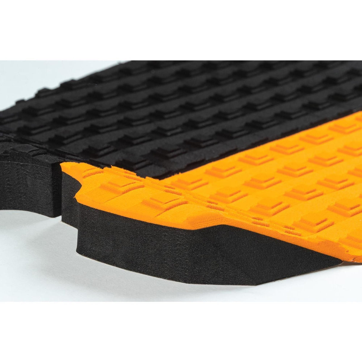 Roam Footpad Deck Grip Traction Pad 2-teilig in Schwarz und Orange mit strukturierter Oberfläche, Detailansicht