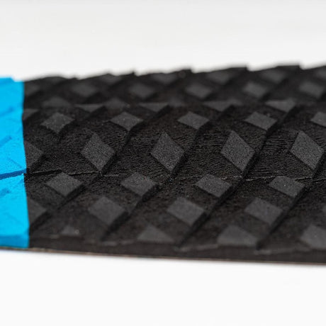 Roam Footpad Deck Grip Traction Pad 3-teilig mit schwarzer Gitterstruktur und blauem Streifen, Nahaufnahme