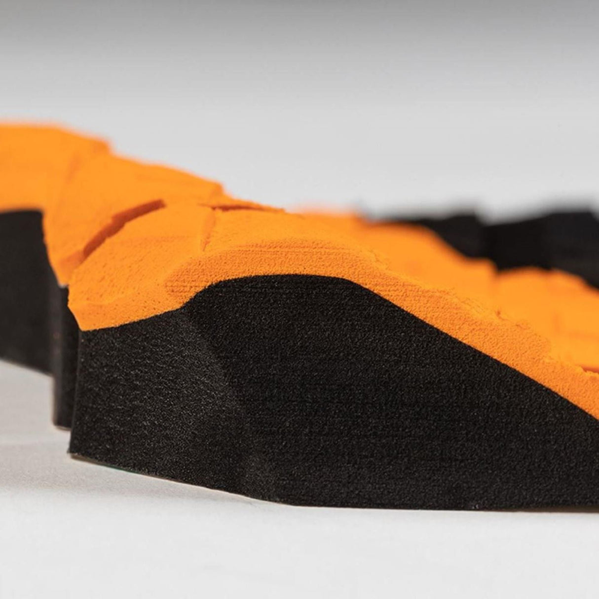 Roam Footpad Deck Grip Traction Pad 3-tlg in Orange und Schwarz, Detailaufnahme der strukturierten Griffoberfläche