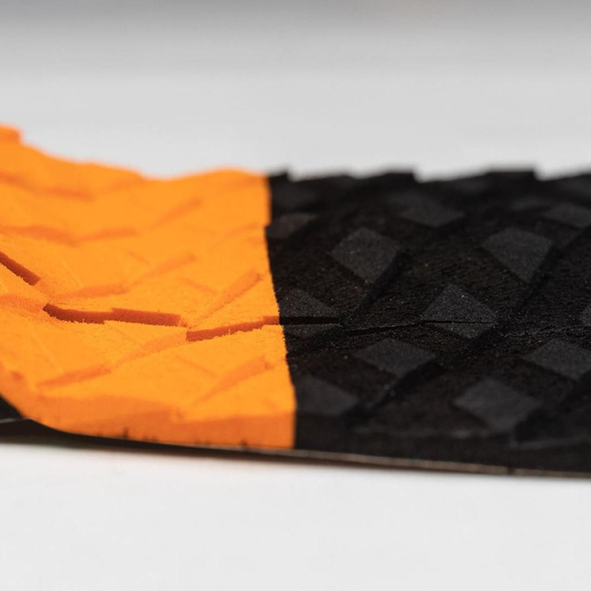 Roam Footpad Deck Grip Traction Pad 3-tlg, schwarz-orange Griptape mit strukturierter Oberfläche, Seitenansicht