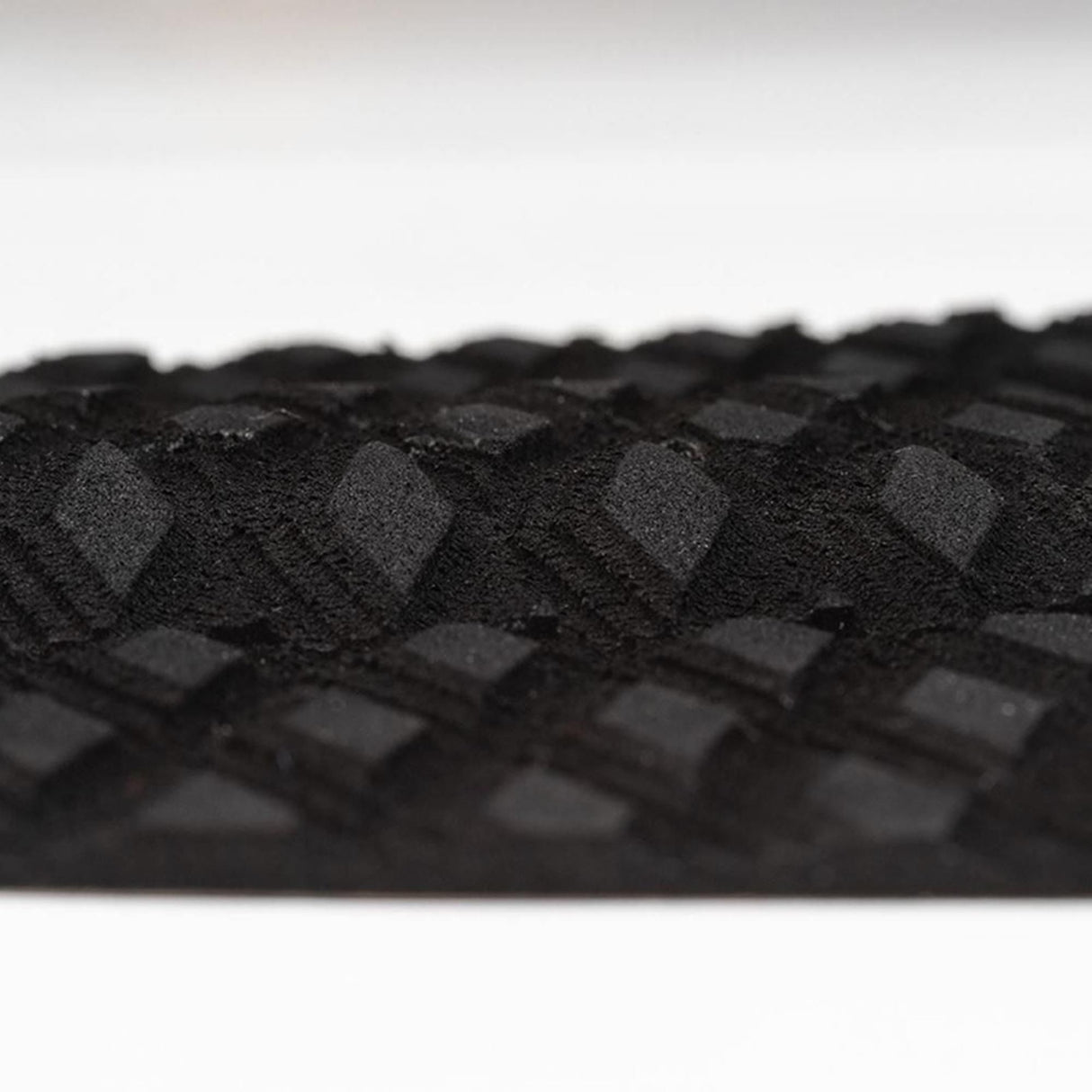 Roam Footpad Deck Grip Traction Pad schwarz mit Lochstruktur, Detailansicht der strukturierten Oberfläche