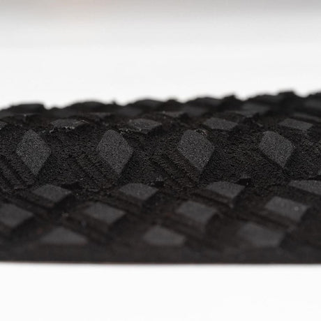 Roam Footpad Deck Grip Traction Pad schwarz mit Lochstruktur, Detailansicht der strukturierten Oberfläche