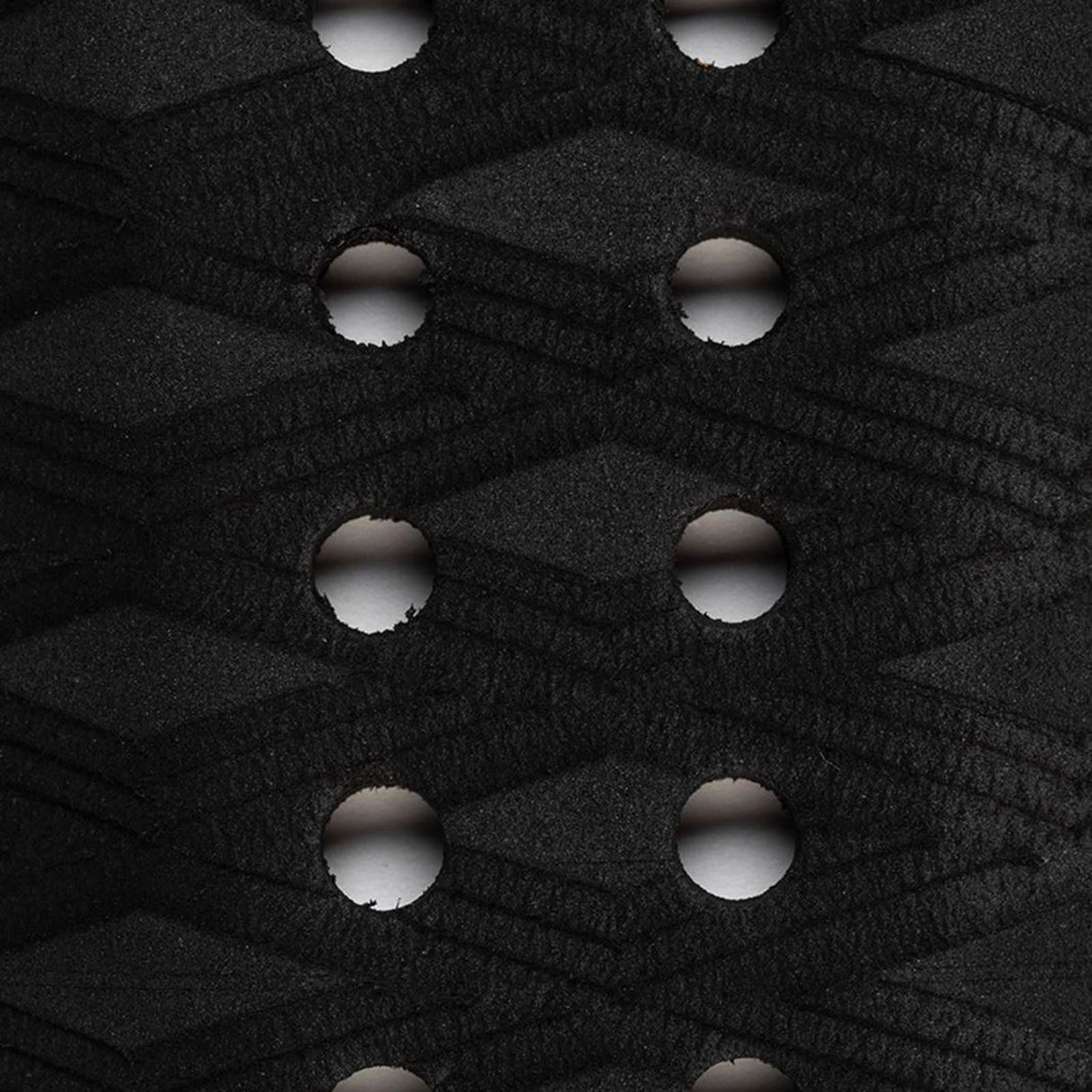Roam Footpad Deck Grip Traction Pad 3-tlg schwarz mit Lochung, Draufsicht auf strukturierte Griffoberfläche