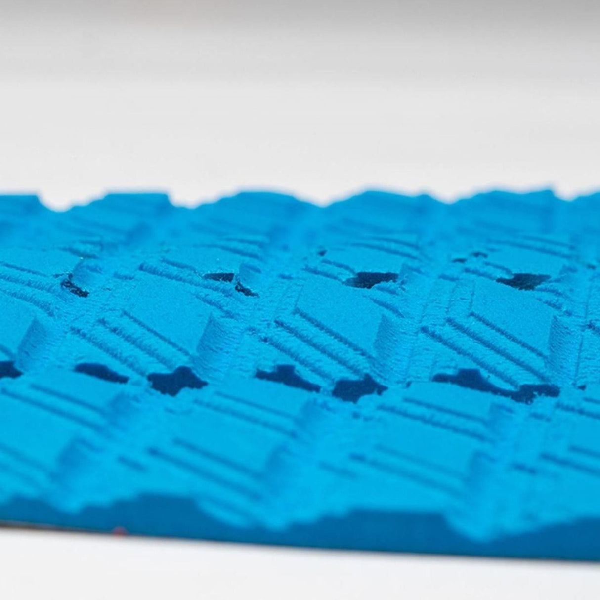 Roam Footpad Deck Grip Traction Pad 3-teilig blau mit Lochstruktur, Detailansicht der strukturierten Oberfläche