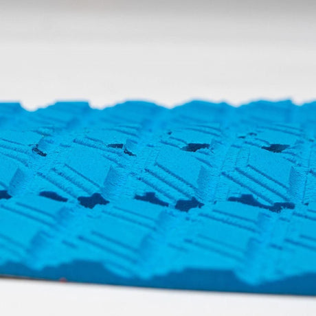 Roam Footpad Deck Grip Traction Pad 3-teilig blau mit Lochstruktur, Detailansicht der strukturierten Oberfläche