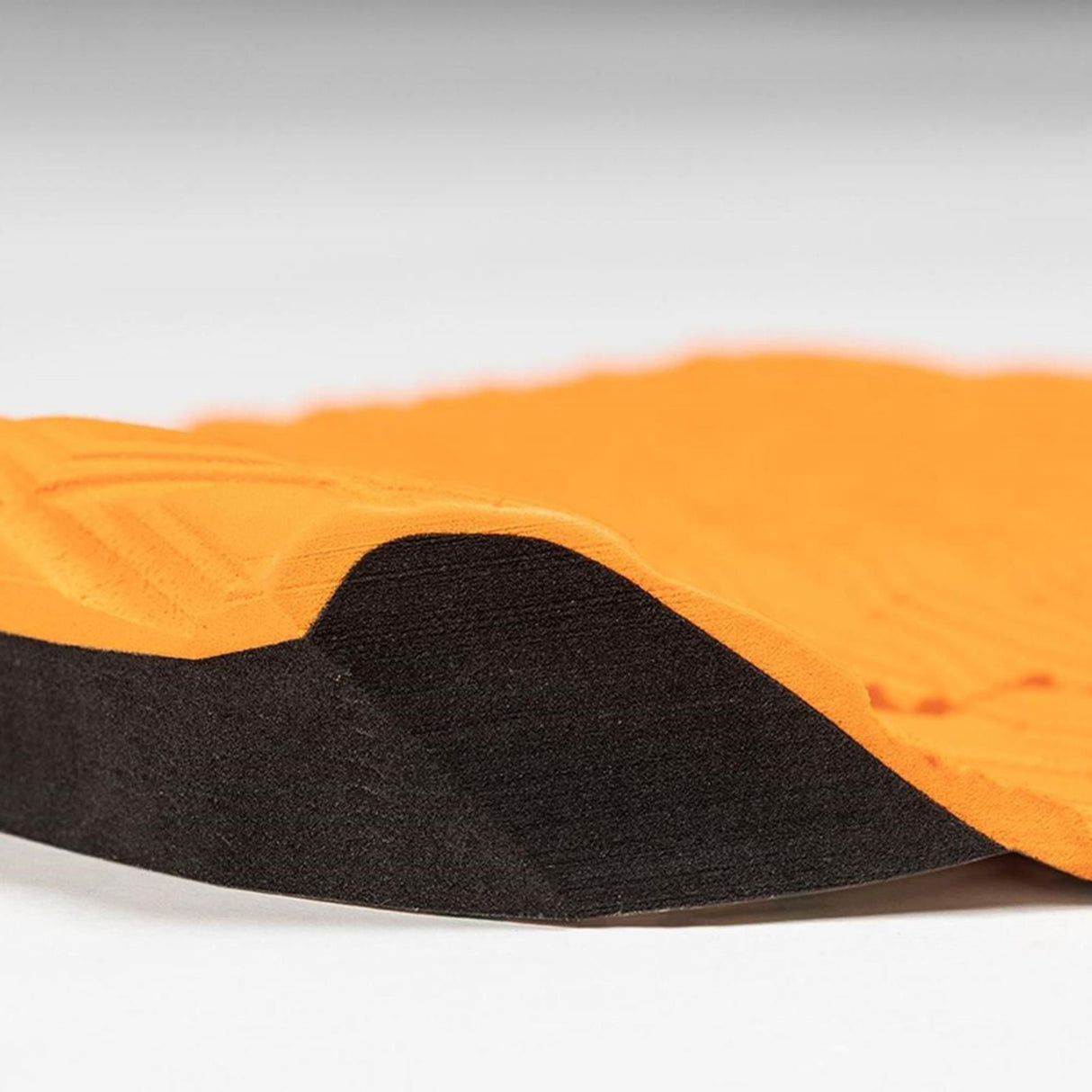 Roam Footpad Deck Grip Traction Pad 3-teilig orange schwarz mit Löchern, gekrümmt angezeigt