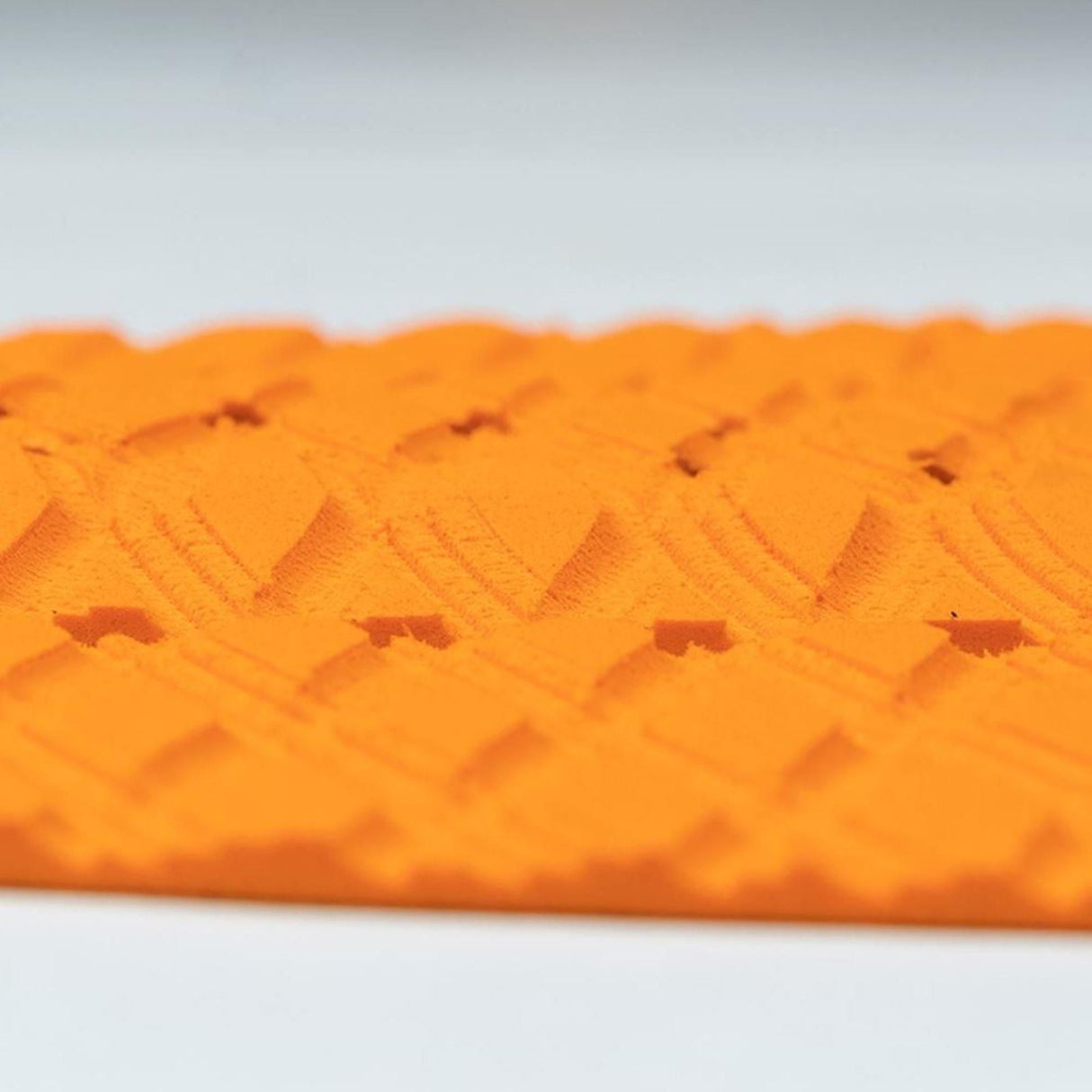 Roam Footpad Deck Grip Traction Pad orange mit Lochstruktur, 3-teilig, Nahaufnahme der strukturierten Oberfläche