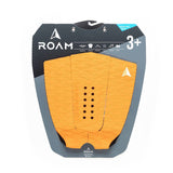 Roam Footpad Deck Grip 3-teilig orange mit schwarzen Löchern, Draufsicht auf Surfboard-Traktionsmatte
