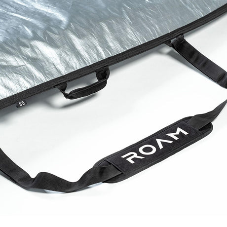 ROAM Daylight Shortboard Tasche mit silberner Innenseite und schwarzem Schultergurt, Detailansicht