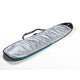 ROAM Surfboard Daylight Funboard in Grau-Blau mit silberner Schutzhülle und Tragegriffen, Seitenansicht