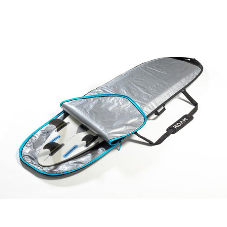 ROAM Surfboard Daylight Funboard in Grau mit blauem Reißverschluss und Tragegriffen, Draufsicht