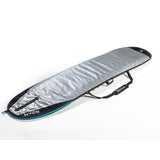 ROAM Daylight Longboard Surfbrett mit grauem Bezug, schwarzen Kanten und blauem Streifen, Transporttasche mit Griff