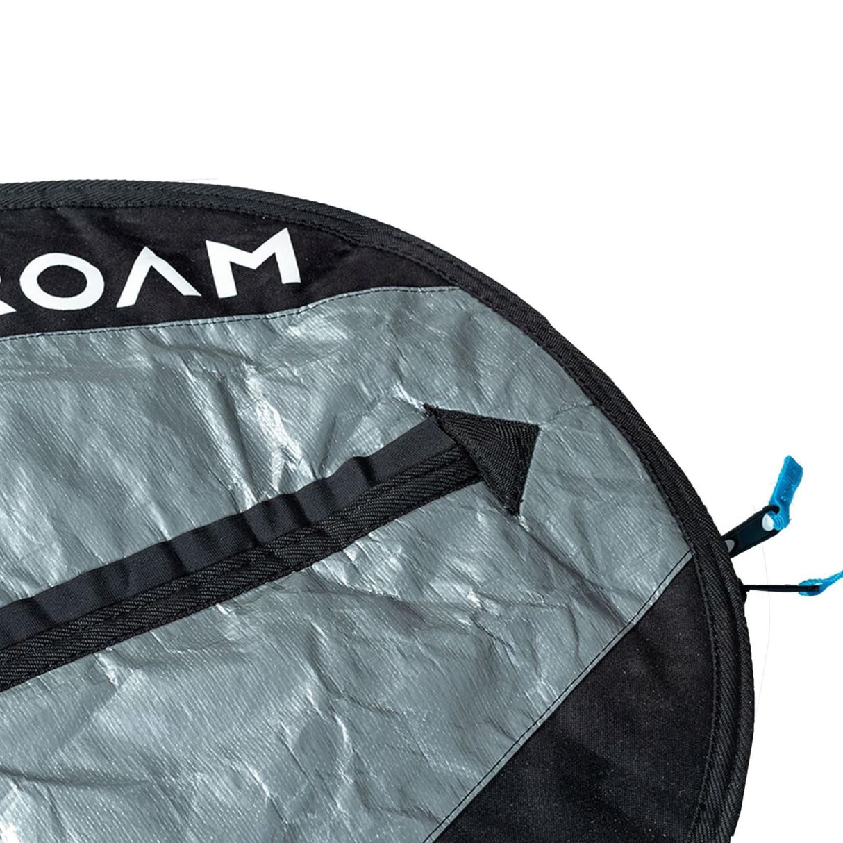 ROAM Daylight Longboard Surfboard mit schwarzem und grauem Design, Transporttasche mit Griffen, Draufsicht