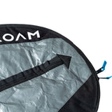 ROAM Daylight Longboard Surfboard mit schwarzem und grauem Design, Transporttasche mit Griffen, Draufsicht