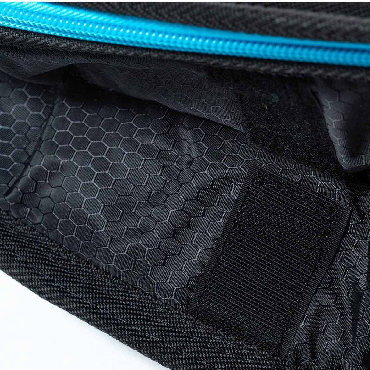 ROAM Surfboard Tech Bag Shortboard schwarze Schutztasche mit blauem Reißverschluss und Wabenstruktur Detailansicht