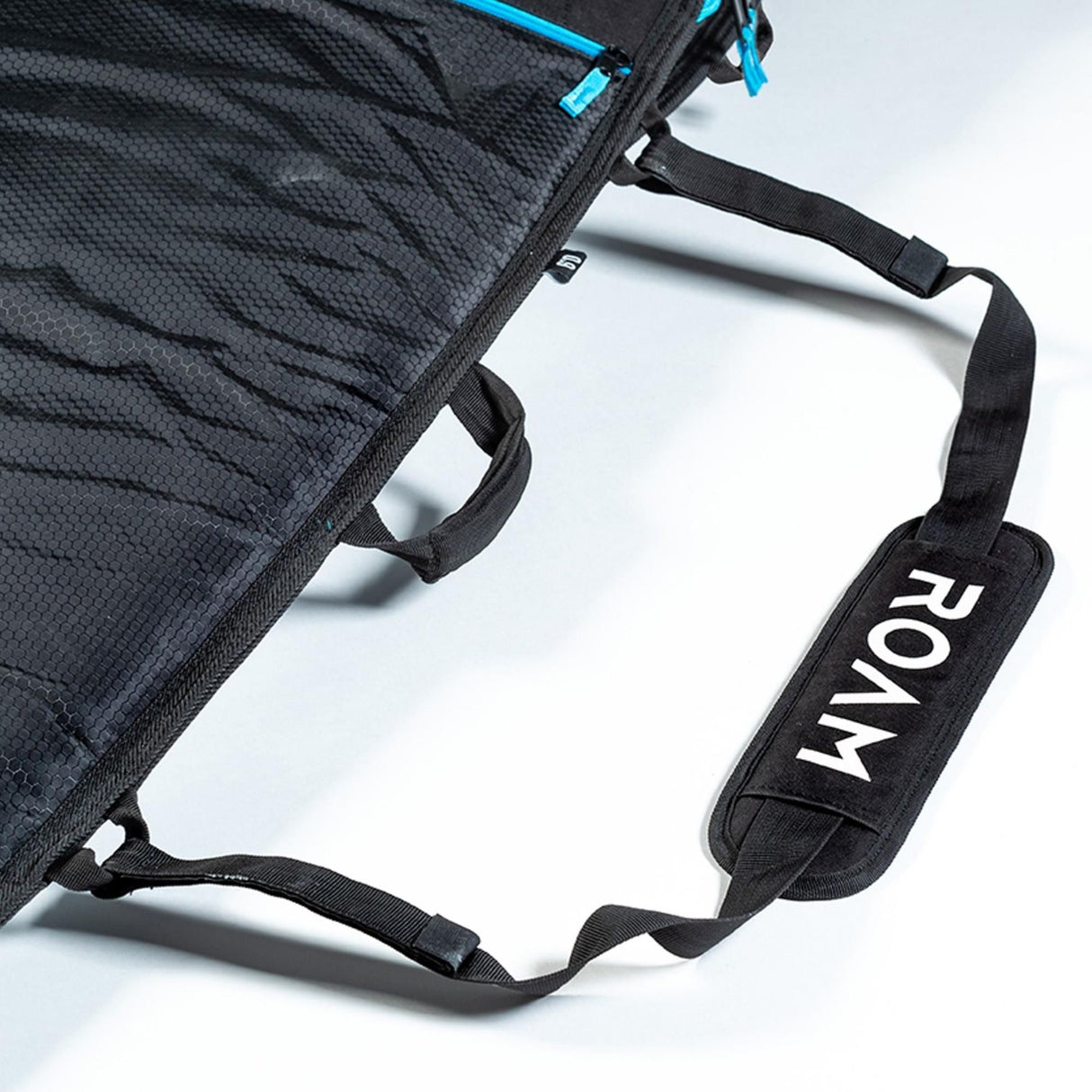 ROAM Tech Boardbag Funboard in Schwarz mit blauem Reißverschluss, Tragegriffe und gepolsterten Schultergurten, Detailansicht