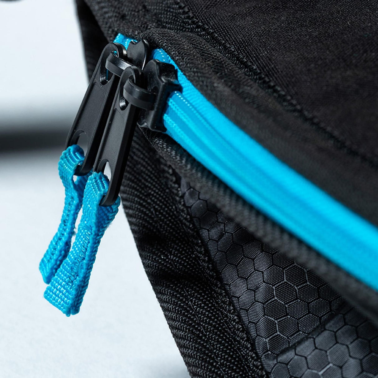 ROAM Tech Boardbag Funboard schwarz mit blauem Reißverschluss und Griffen, Detailaufnahme