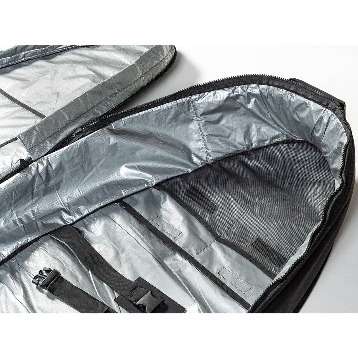 ROAM Boardbag Surfboard Coffin Doppel Triple mit silberner Innenfütterung, schwarzem Reißverschluss, Detailansicht geöffnet