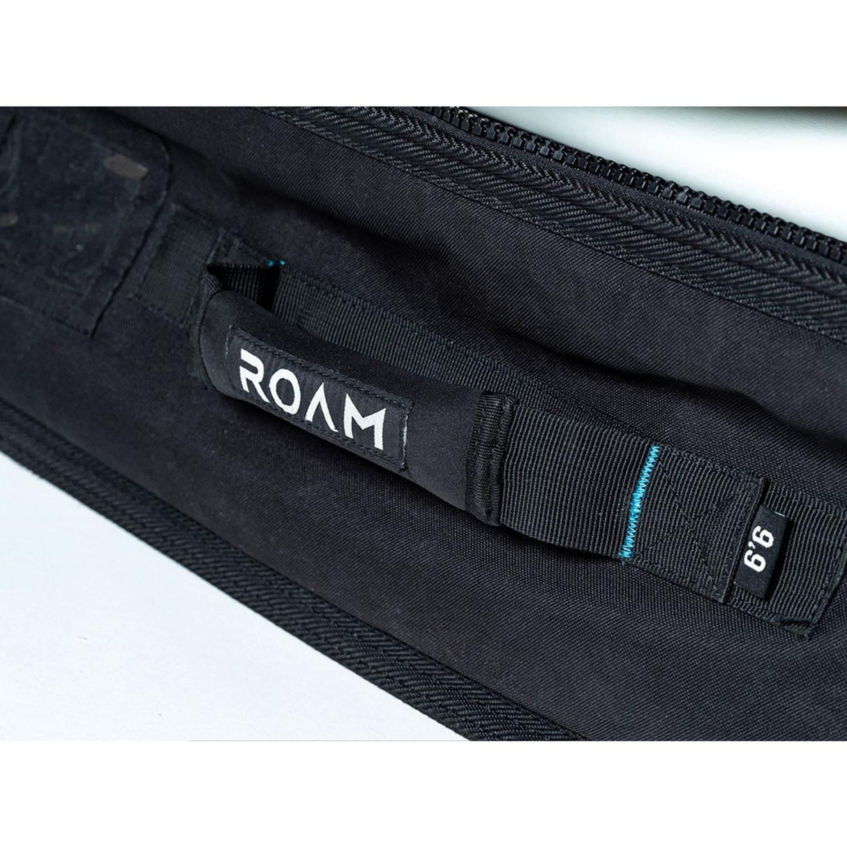 ROAM Boardbag Surfboard Coffin Doppel Triple schwarz, Detailansicht mit Markenlogo und Tragegurt