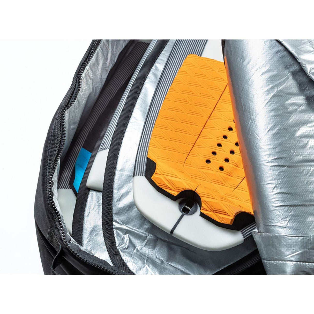 ROAM Boardbag Surfboard Coffin Doppel Triple mit gelbem Surfboard, Draufsicht, robuste Transporttasche mit silberner Innenseite