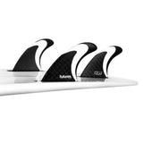 Futures Thruster Fin Set Solus Generation, drei schwarze und weiße Surfflossen auf Surfboard, Seitenansicht