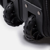 ROAM Coffin Wheelie Boardbag schwarze Rollen-Details mit robustem Griff und Mesh-Material, Nahaufnahme