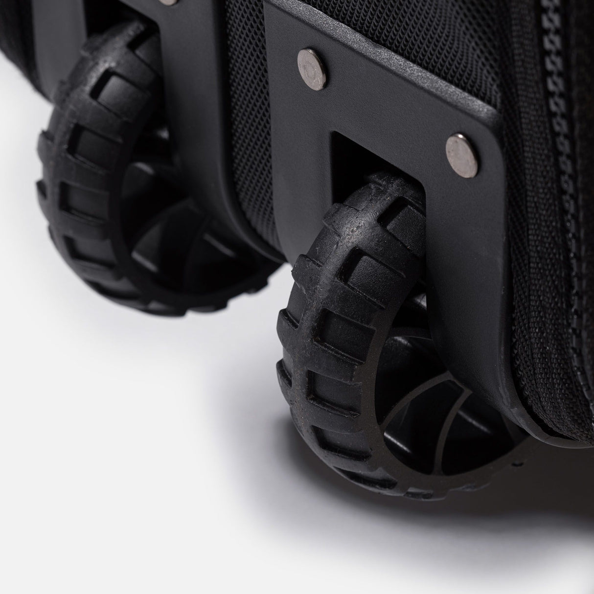 ROAM Coffin Wheelie Boardbag schwarze Rollen und Griffe Detailaufnahme
