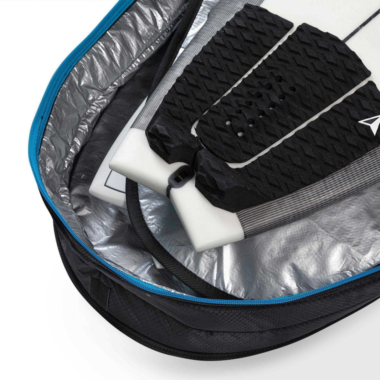 ROAM Boardbag Surfboard Tech Bag Doppel Short, Schwarz mit blauem Reißverschluss, Innenansicht mit Surfboards und Polsterung