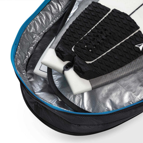 ROAM Boardbag Surfboard Tech Bag Doppel Short, Schwarz mit blauem Reißverschluss, Innenansicht mit Surfboards und Polsterung