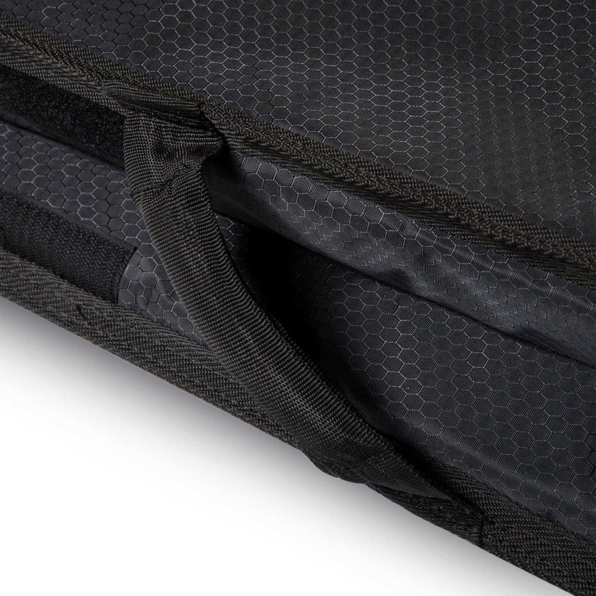 ROAM Boardbag Doppel Short schwarz mit Wabenmuster und Tragegriffen, Detailansicht