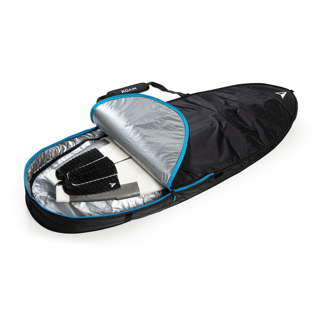 ROAM Surfboard Tech Bag Doppel Fun, schwarze Transporttasche mit silbernem Innenfutter und blauem Reißverschluss, offen gezeigt mit zwei Surfboards