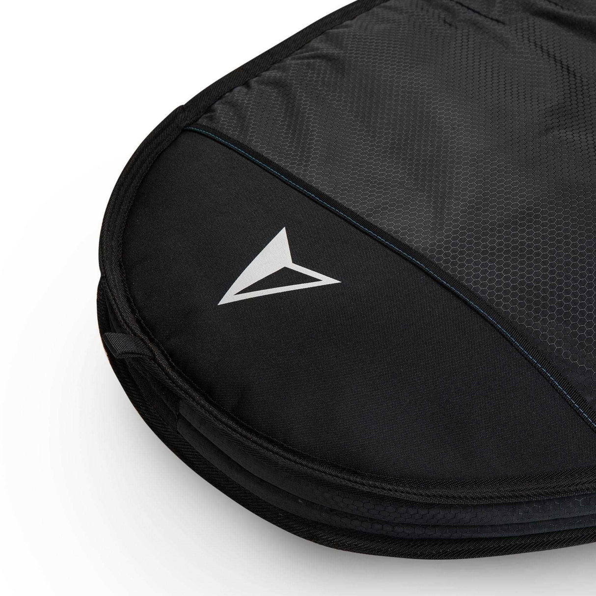 ROAM Surfboard Tech Bag Doppel Long, schwarze Transporttasche mit weißem Logo, Detailansicht der Oberseite