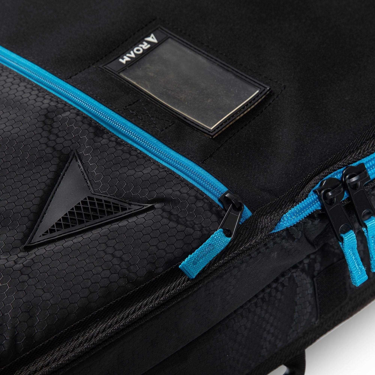 ROAM Surfboard Tech Bag Doppel Long schwarz mit blauem Reißverschluss, Detailansicht Tasche und Griffe
