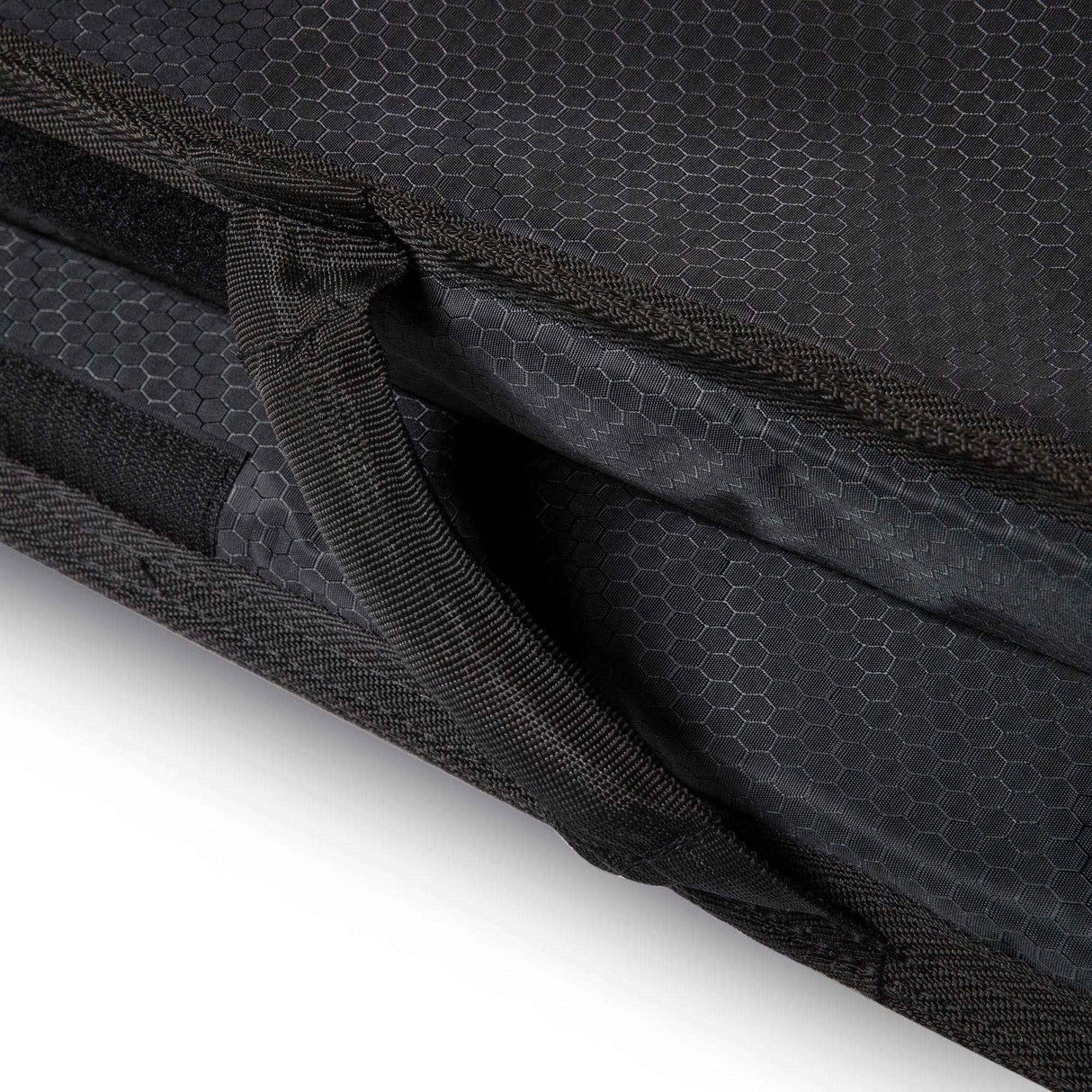 ROAM Surfboard Tech Bag Doppel Long, schwarz mit Wabenmuster, Detailansicht Reißverschluss und Tragegriffe