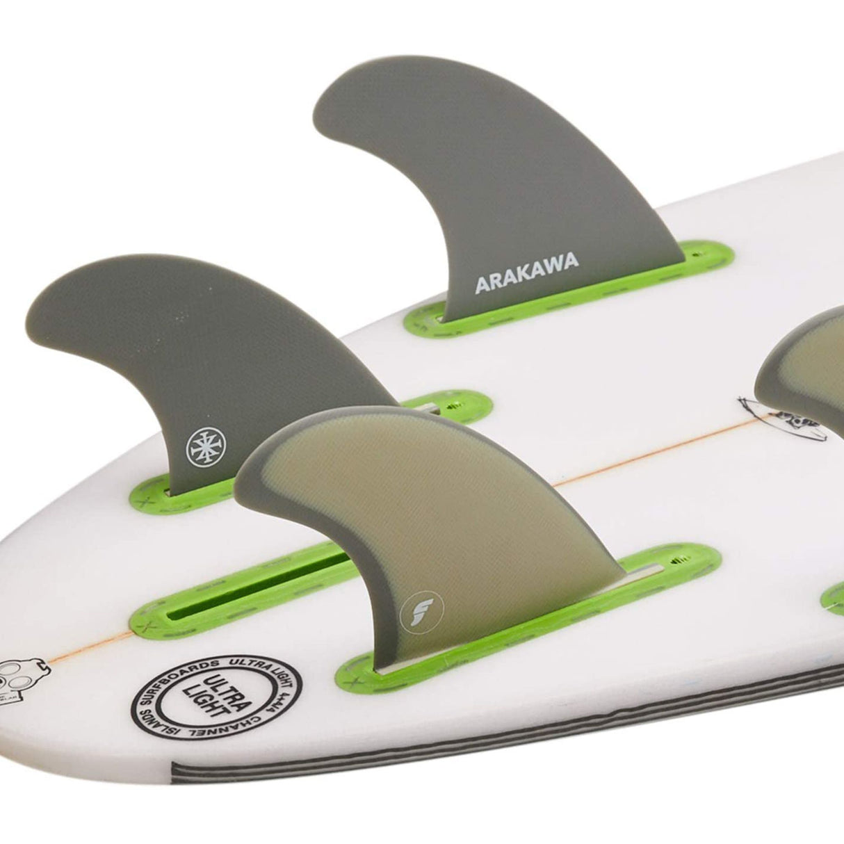 Futures Quad Fin Set EA grau und grün mit Arakawa Control auf Surfboard montiert