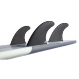 Roam Thruster Fin Set Allround Futures, drei schwarze Finnen mit grauem Baseplate, Seitenansicht