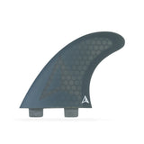 Roam Thruster Fin Set Allround FCS, drei dunkelgraue Flossen mit Wabenmuster und Rippenstruktur, Seitenansicht