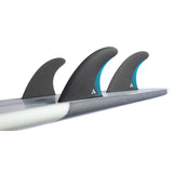 Roam Thruster Fin Set Performer Futures drei schwarze Flossen mit blauem Streifen auf weißem Surfboard, Seitenansicht