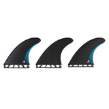 Roam Thruster Fin Set Performer in Schwarz mit blauem Detail, drei Flossen mit Futures-Box-System, Frontansicht