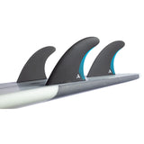Roam Thruster Fin Set Performer in Schwarz und Blau mit Futures-Box, Seitenansicht auf weißem Grund